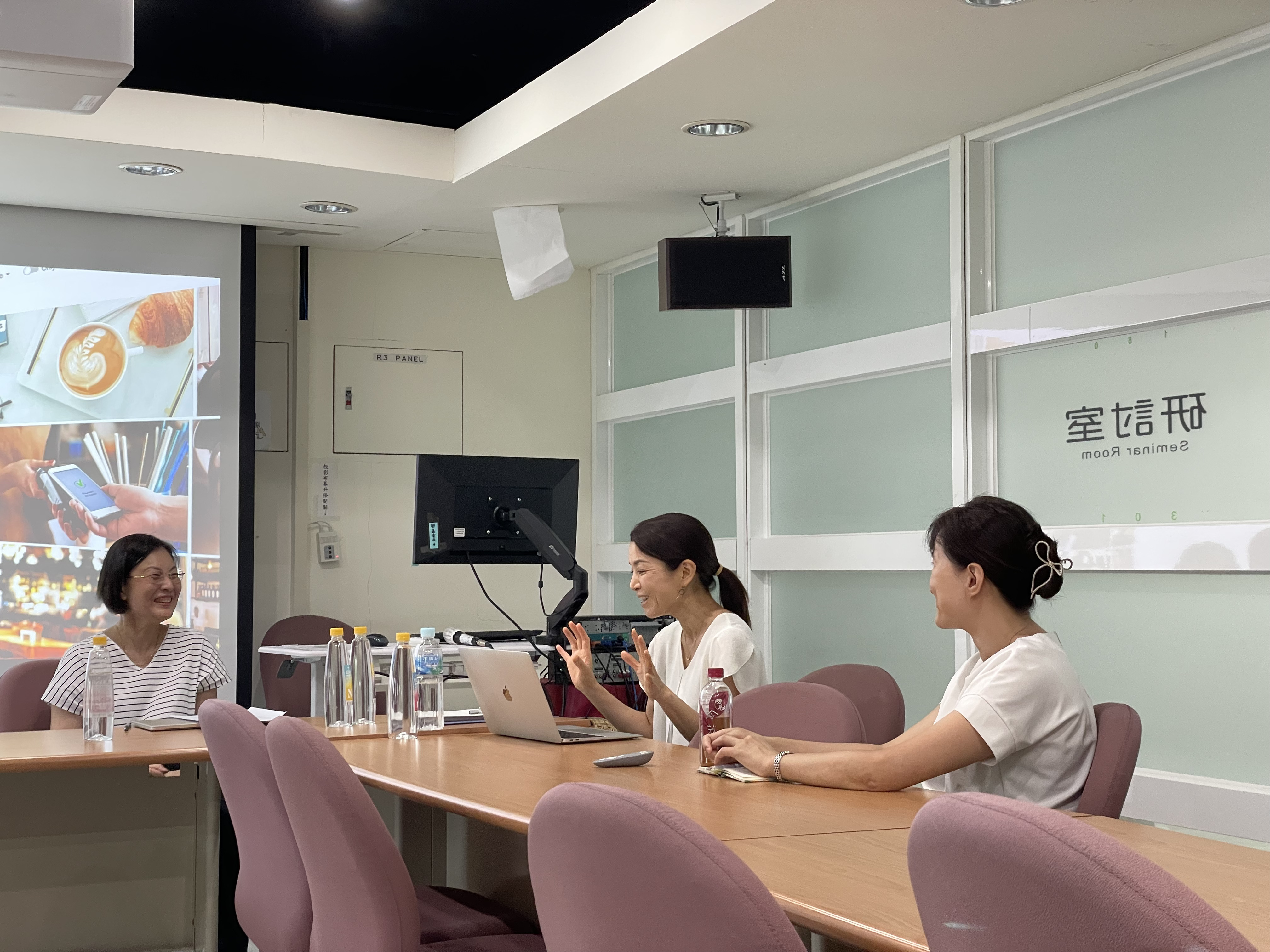 NCCU Journalism Associate Professors Yu-Fen Ko (left) and Yi-Chieh Lin (right) present their research and engage in discussion with Professor Ai Kuno (center) during the workshop. (Photo credit: Tzu-H